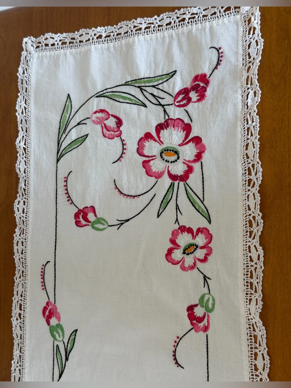 Vintage Embroidered White Floral Table Runner with Crotchet Lace Trim 38”/13,5”